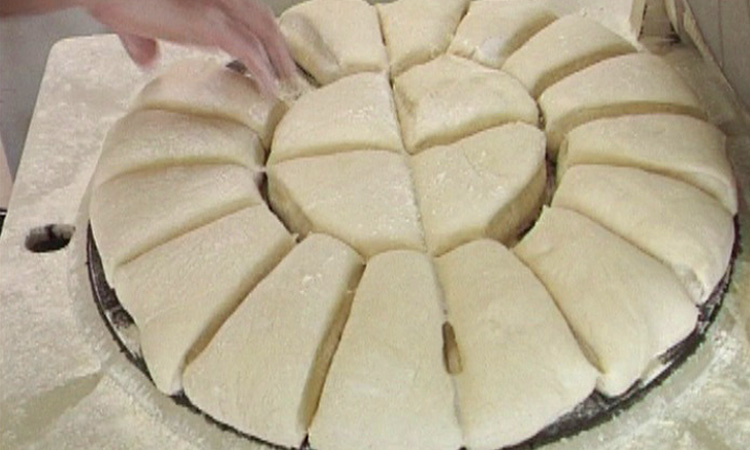 Fabrication du pain - Façonnage des pâtons et levée de la pâte - 3mn 05s